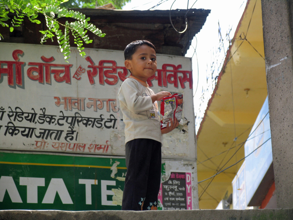 EEN JONGETJE IN RAMPUR