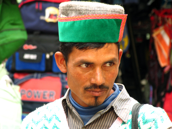 MAN MET TYPISCH HOOFDDEKSEL UIT HIMACHAL PRADESH