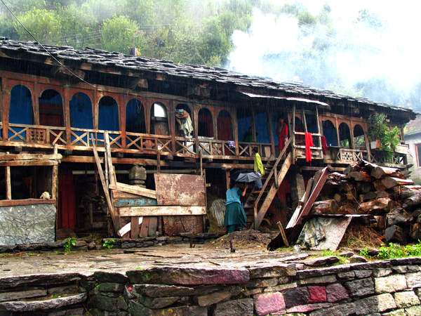 NOG ZO'N OUDE HOUTEN GROTE WONING IN OUD MANALI