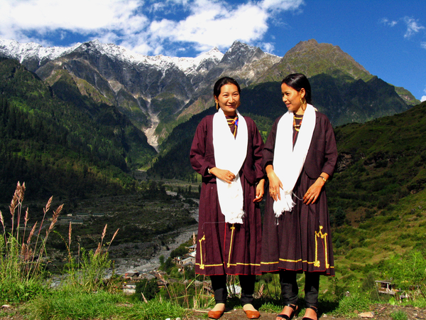 ENKELE VROUWEN UIT DE LAHAUL REGIO IN HUN TRADITIONELE KLEDING