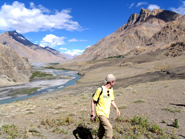 WE KOMEN BIJ DE SPITI RIVIER OMGEVING RANGRIK