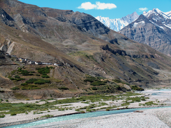 DE SPITI RIVIER IN DE GELIJKNAMIGE VALLEI