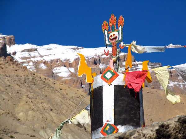 BOVEN OP DE GOMPA STAAN BOEDDHITISCHE SYMBOLEN