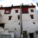 DE HOOG OPRIJZENDE GEBOUW VAN DE GOMPA