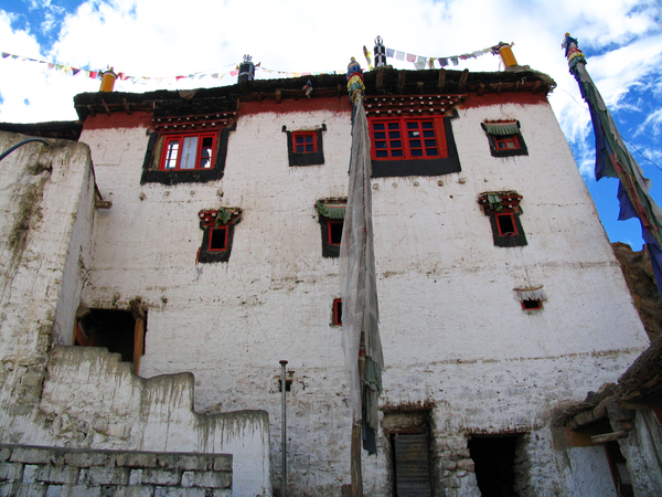 DE HOOG OPRIJZENDE GEBOUW VAN DE GOMPA