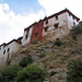 KEY GOMPA STAAT WEL OP EEN STEILE HELLING