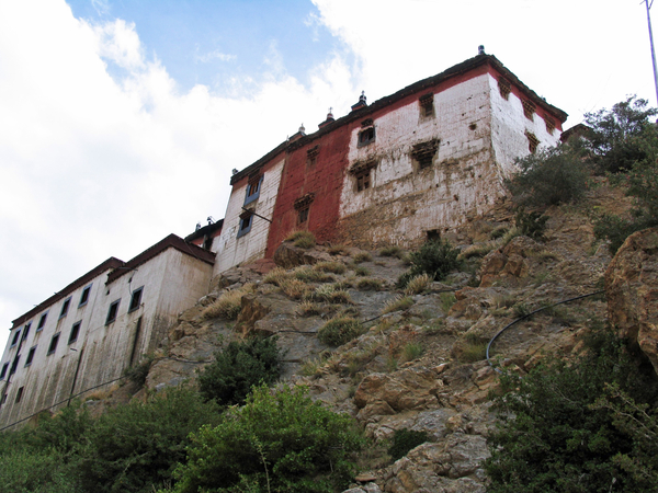 KEY GOMPA STAAT WEL OP EEN STEILE HELLING