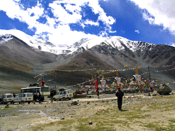 STOP BIJ DE CHORTENS AAN DE KUZUM LA (4335 M.)