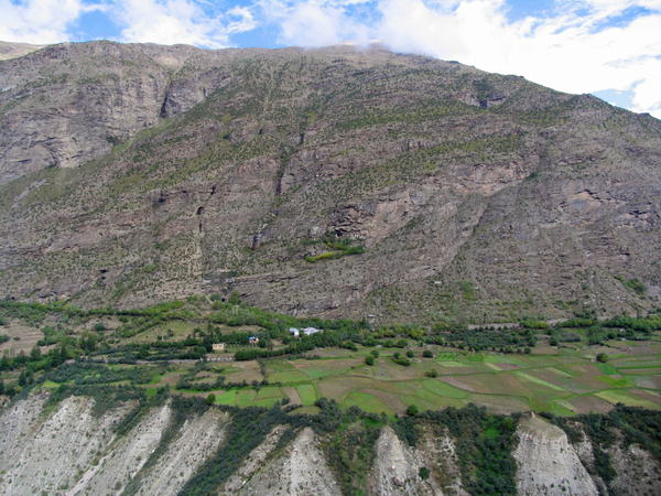 IN DE ROTSWAND TEGENOVER LIGT DE KHARDANG GOMPA