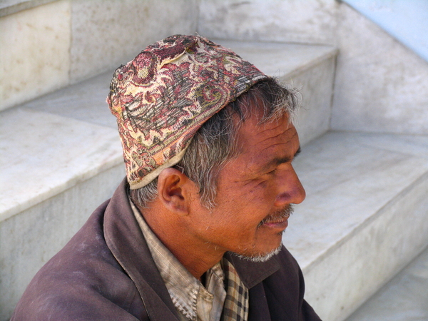 MAN BIJ DE SHASHUR GOMPA