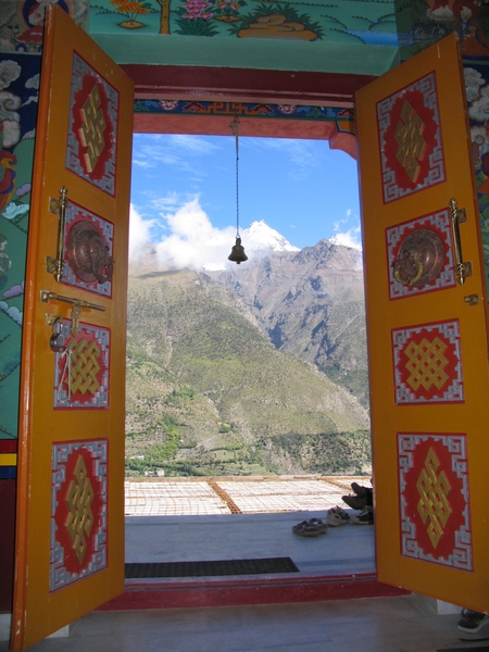 MOOI BERWERKTE DEUR VAN DE SHASHUR GOMPA