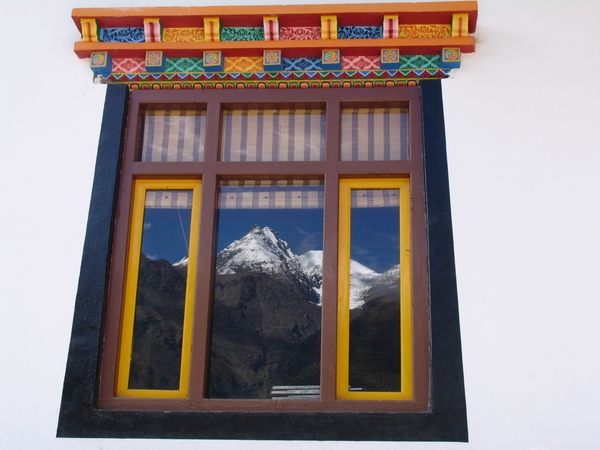 WEERKAATSING IN DE RAAM VAN DE SHASHUR GOMPA