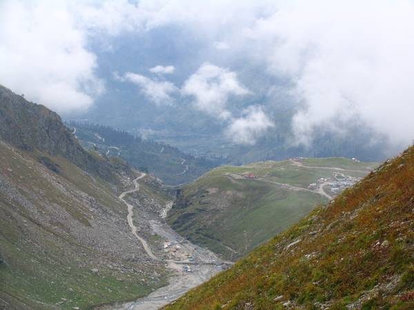 DIEP BENEDEN IN HET DAL IS DE BAAN NAAR MANALI