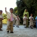 KINDER DANSEN IN EEN OPENLUCHT KLEUTERSCHOOLTJE