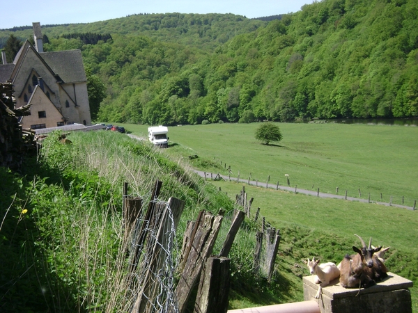 100522 Bouillon Semois Orval F Stenay Sedan B Humain 004