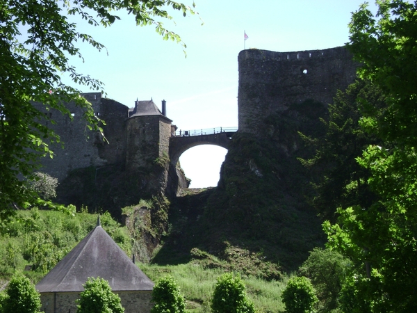 100522 Bouillon Semois Orval F Stenay Sedan B Humain 005