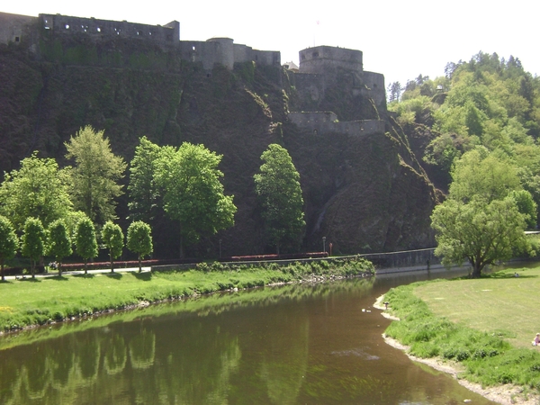 100522 Bouillon Semois Orval F Stenay Sedan B Humain 007