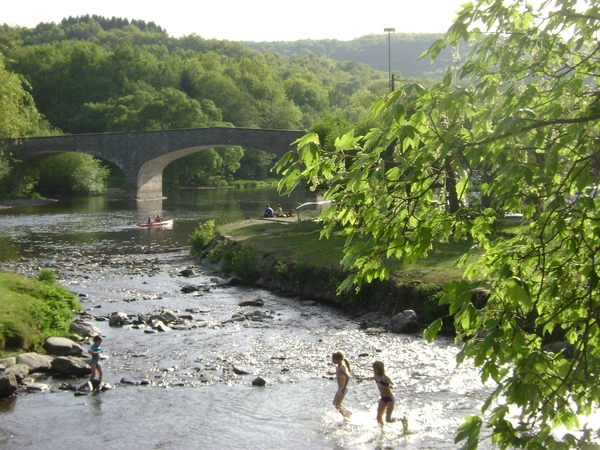 100522 Bouillon Semois Orval F Stenay Sedan B Humain 024