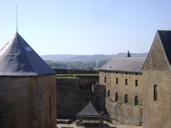 100522 Bouillon Semois Orval F Stenay Sedan B Humain 096