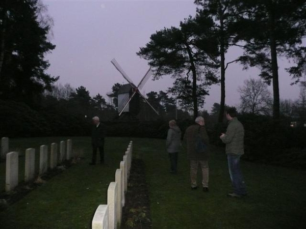 20081224 17u36 Kasterlee kerstavond - Het oorlogskerkhof .   060