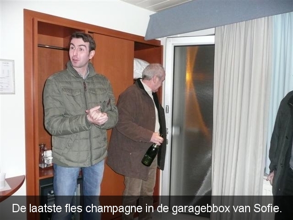 20081224 19u05 Kasterlee kerstavond - De laatste fles champagne i
