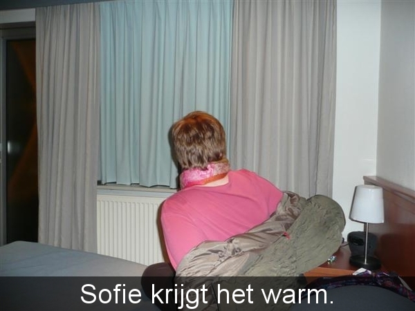 20081224 19u05 Kasterlee kerstavond - Sofie krijgt het warm.    0