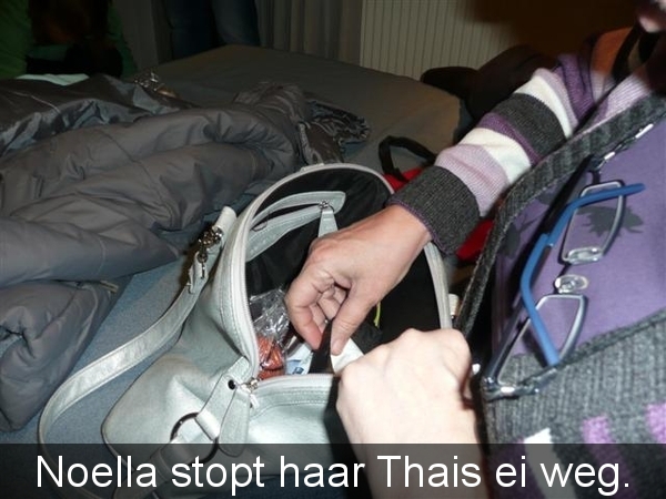 20081224 19u29 Kasterlee kerstavond - Nolla  stopt Thais ei weg