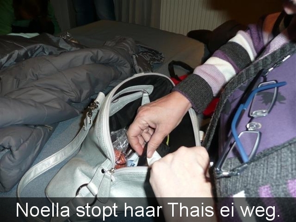 20081224 19u29 Kasterlee kerstavond - Nolla  stopt Thais ei weg