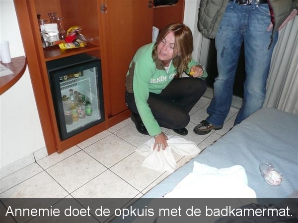 20081224 19u32 Kasterlee kerstavond - Annemie doet de opkuis met 