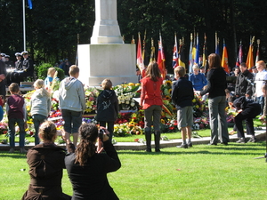 kinderen leggen bloemen uit dank....