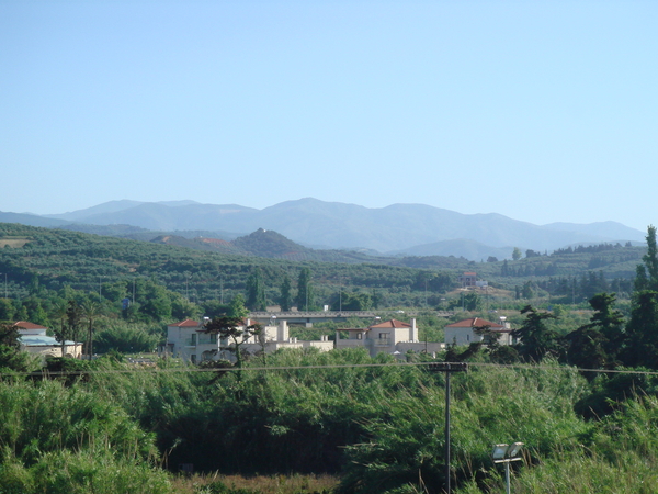 zicht vanuit het hotel met op de achtergrond de Lefka Ori