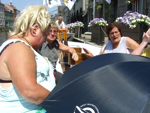 lady was een beetje bang dat de boot zou kantelen !!!!