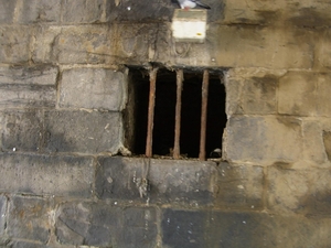 venstertje van de oude gevangenis, waar de mensen geboeid werden 