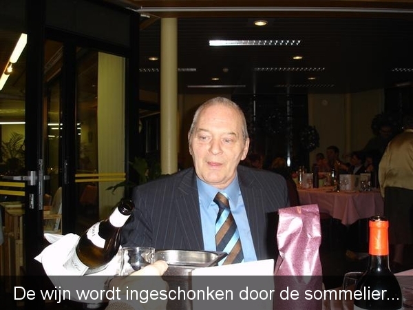 20071224 Wielingen 22u01 Wijn schenken 017