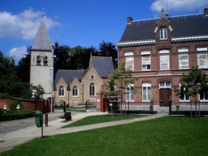 Mooie kerk en pastorij met werk