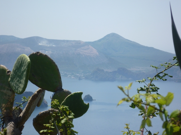 Ile de Vulcano au loin