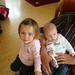 Marloes en Joris op Opa,s schoot