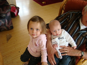 Marloes en Joris op Opa,s schoot