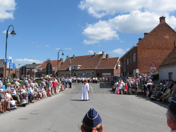 De processie van Meigem komt eraan.