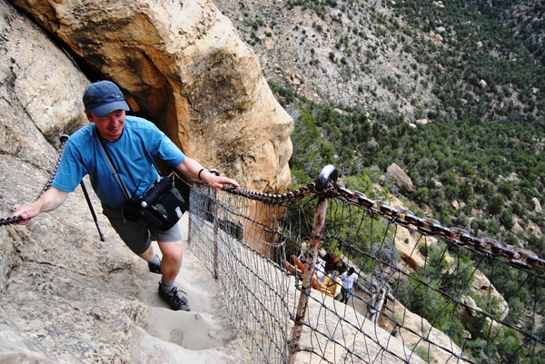 Kijk eens naar beneden. Je kan het beter niet doen.