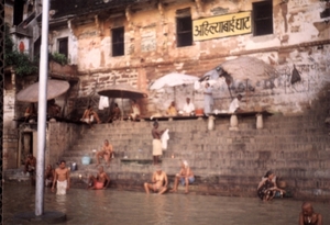 BEDEVAARDERS AAN DE GANGES