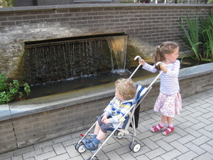 33) Voorbijwandelen aan fonteintjes