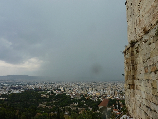 102 P1010799 uitzicht op Athene en regen