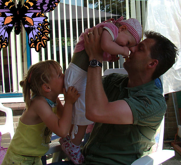 Pap met ze,n 2 dochters