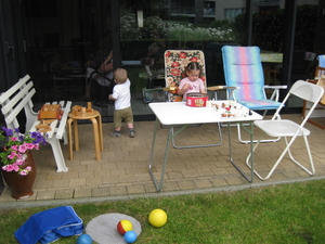 02) Kindjes spelen buiten op 03 juli