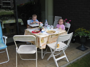 04) Kindjes eten buiten op 03 juli