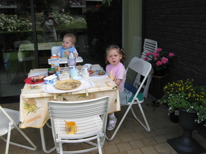 05) Kindjes eten buiten op 03 juli