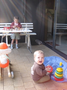 21) Kindjes spelen op terras op 04 juli