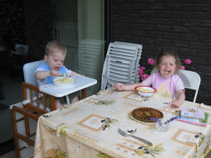 30) Kindjes eten patatjes op 04 juli
