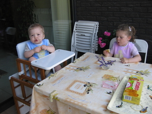 41) Kindjes eten koek op 04 juli